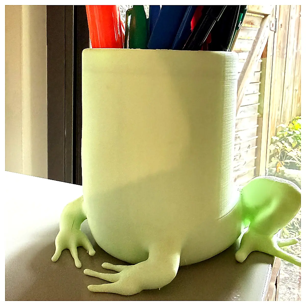 Pencil Holder Creative Desktop Decoration Stand Office Learning Accessory Phone Stand Gift Decoration Item