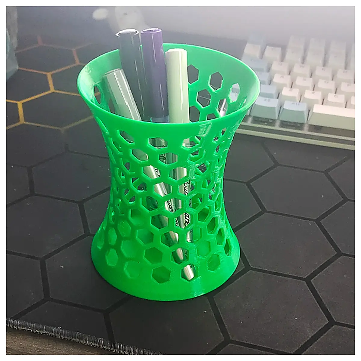 Curved Hollow Pen Holder Creative Desk Organizer Pen Case Multi Function Pen Stand Office Study Supplies Simple Design
