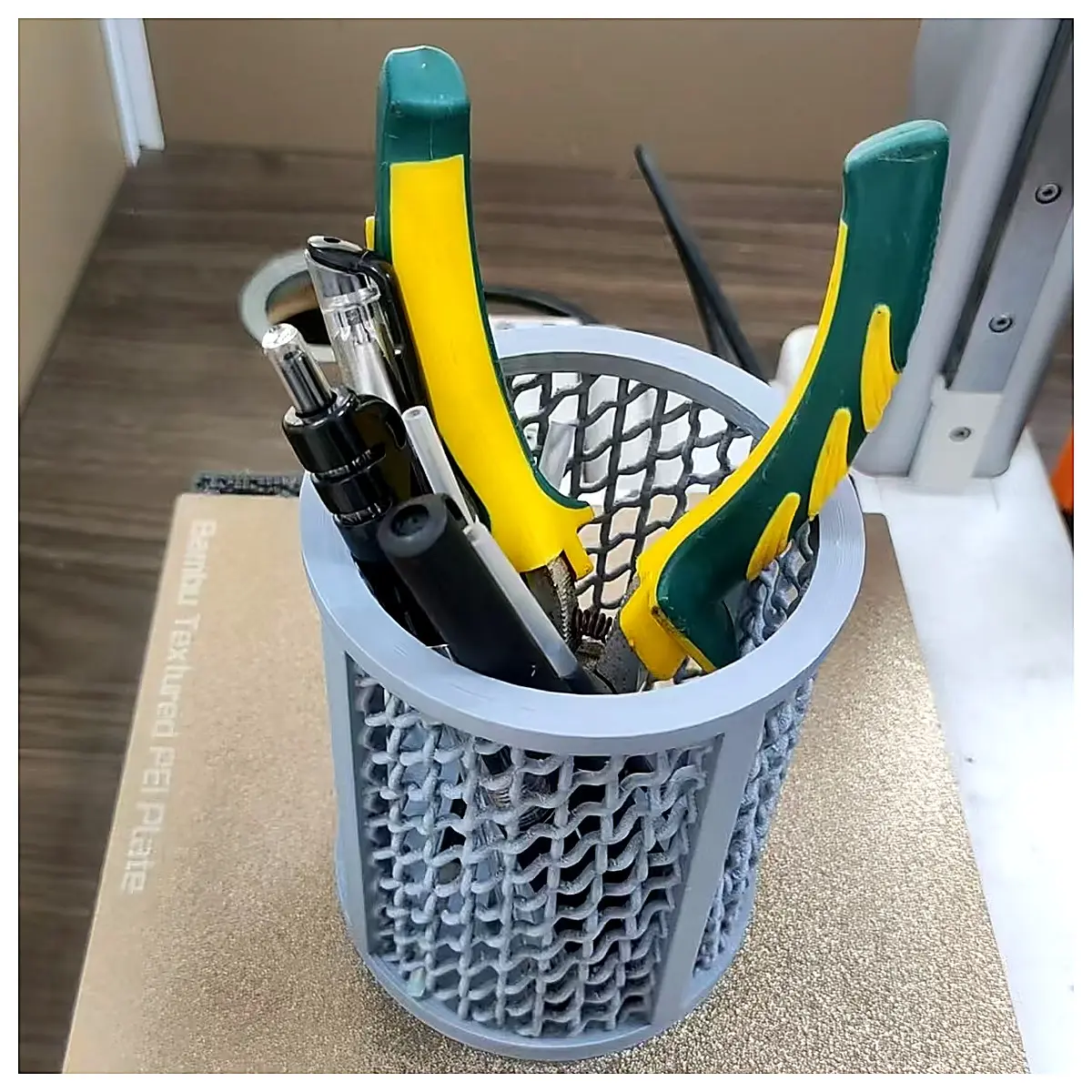 Wire Mesh Pen Holder Decorative Mesh Desk Organizer Stationery Holder Mesh Pen Stand Office Supplies Simple Pen Case