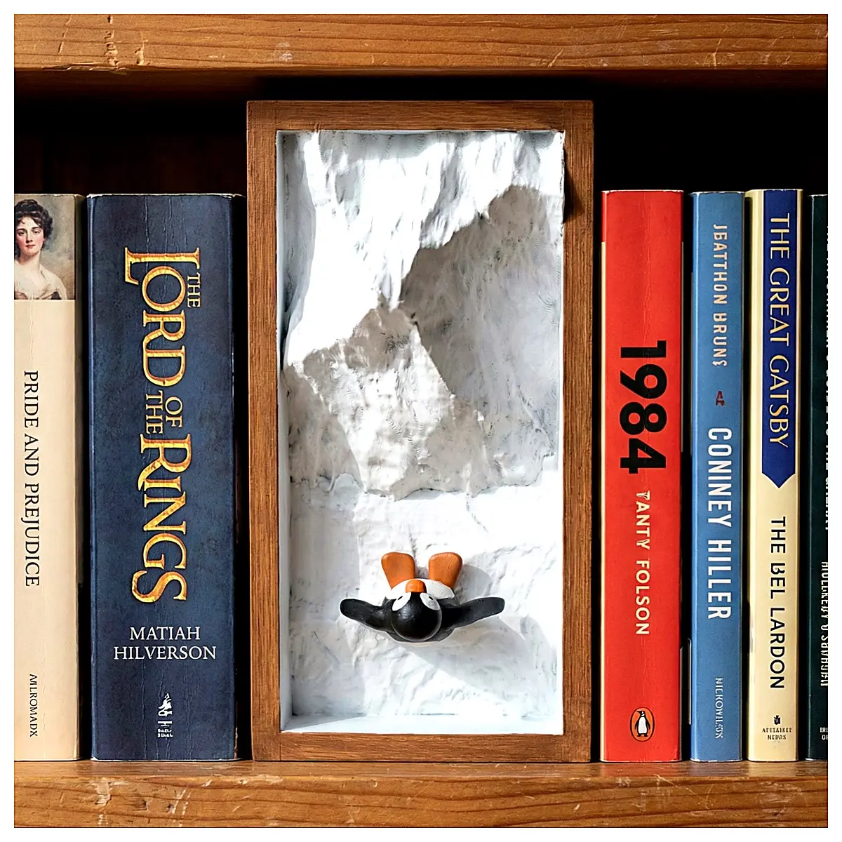 Penguin Shelf Holder Stand Depressed Penguin Figurine Mountain Penguin Meme Decor Creative Display Desk Ornament Office Gift
