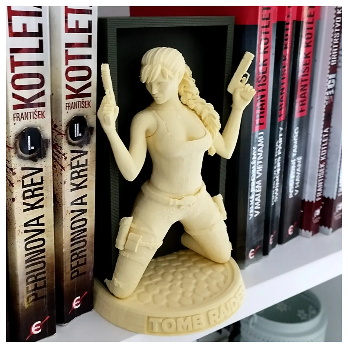 Lara Croft Bookstand Model Toy Desktop Decoration Bookcase Display Stand Creative Gift Collection Support Accessory