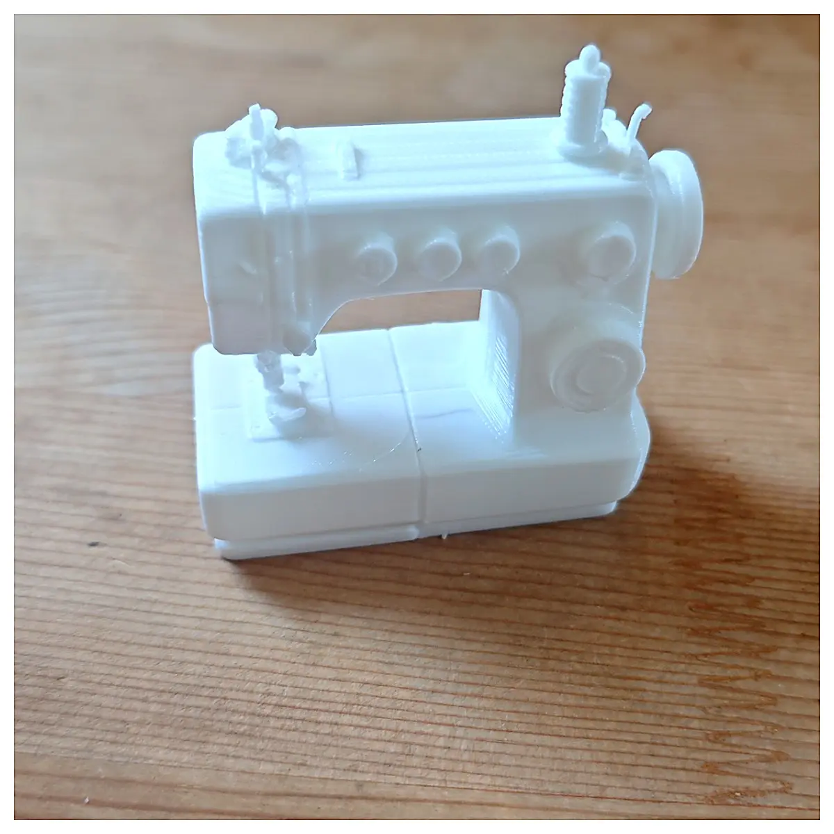 Mini Sewing Machine Model Miniature Display Toy Desk Decoration Home Office Accessory Dollhouse Parts Assembly for Beginners