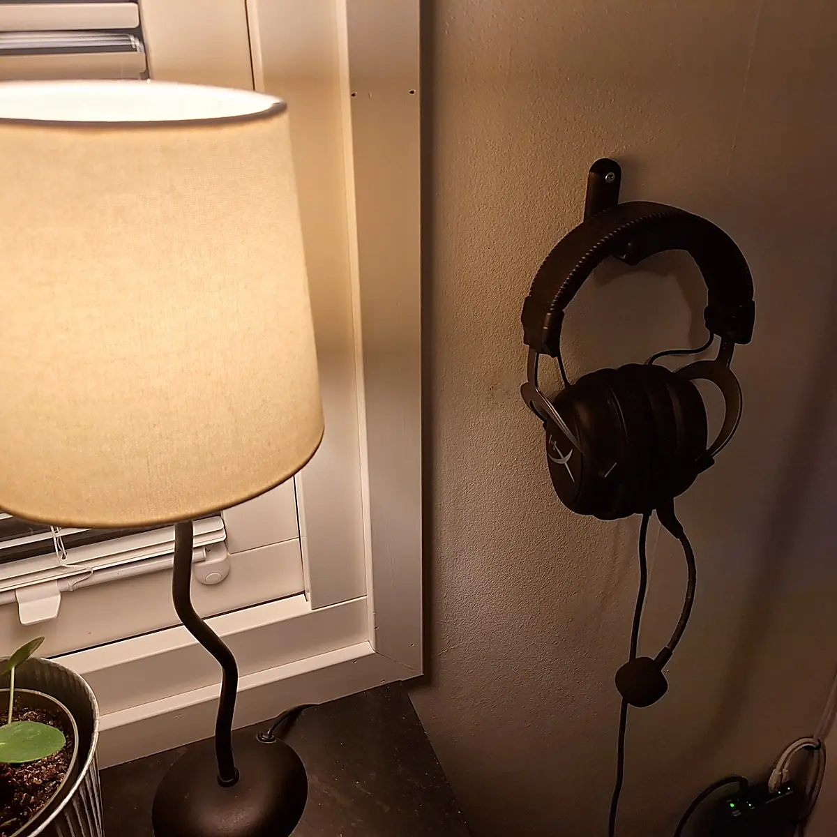 Mobile Headphone Holder Phone Stand Phone Mount Phone Accessory Holder Desktop Phone Stand Lazy Phone Stand