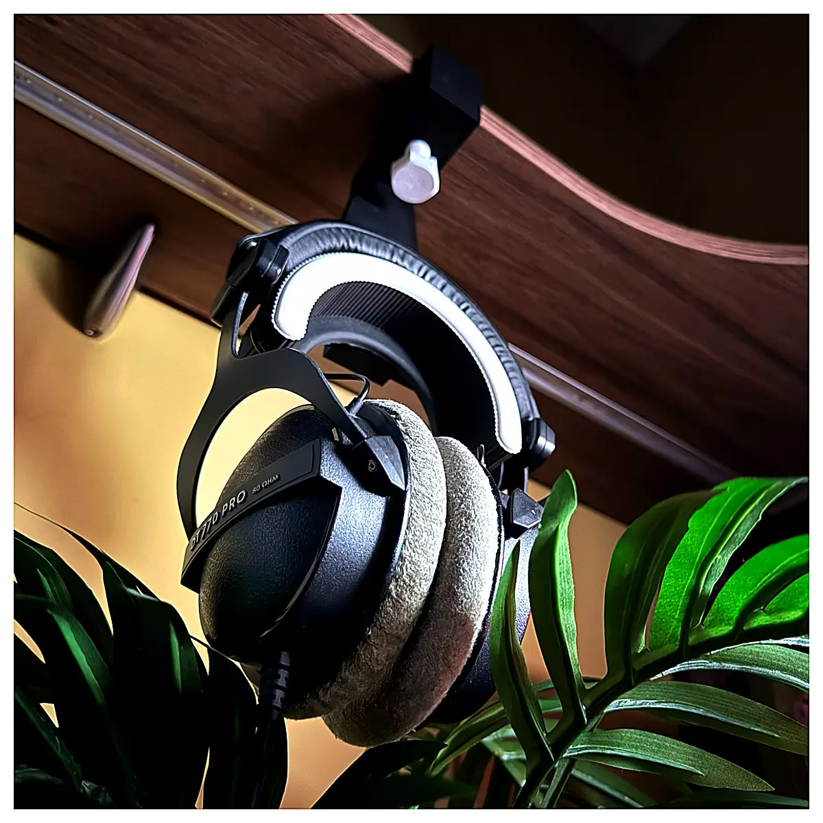 Headphone Holder Desk Shelf Earbud Organizer Phone Mount Desktop Storage Earphone Stand Lazy Earbud Holder Headphones