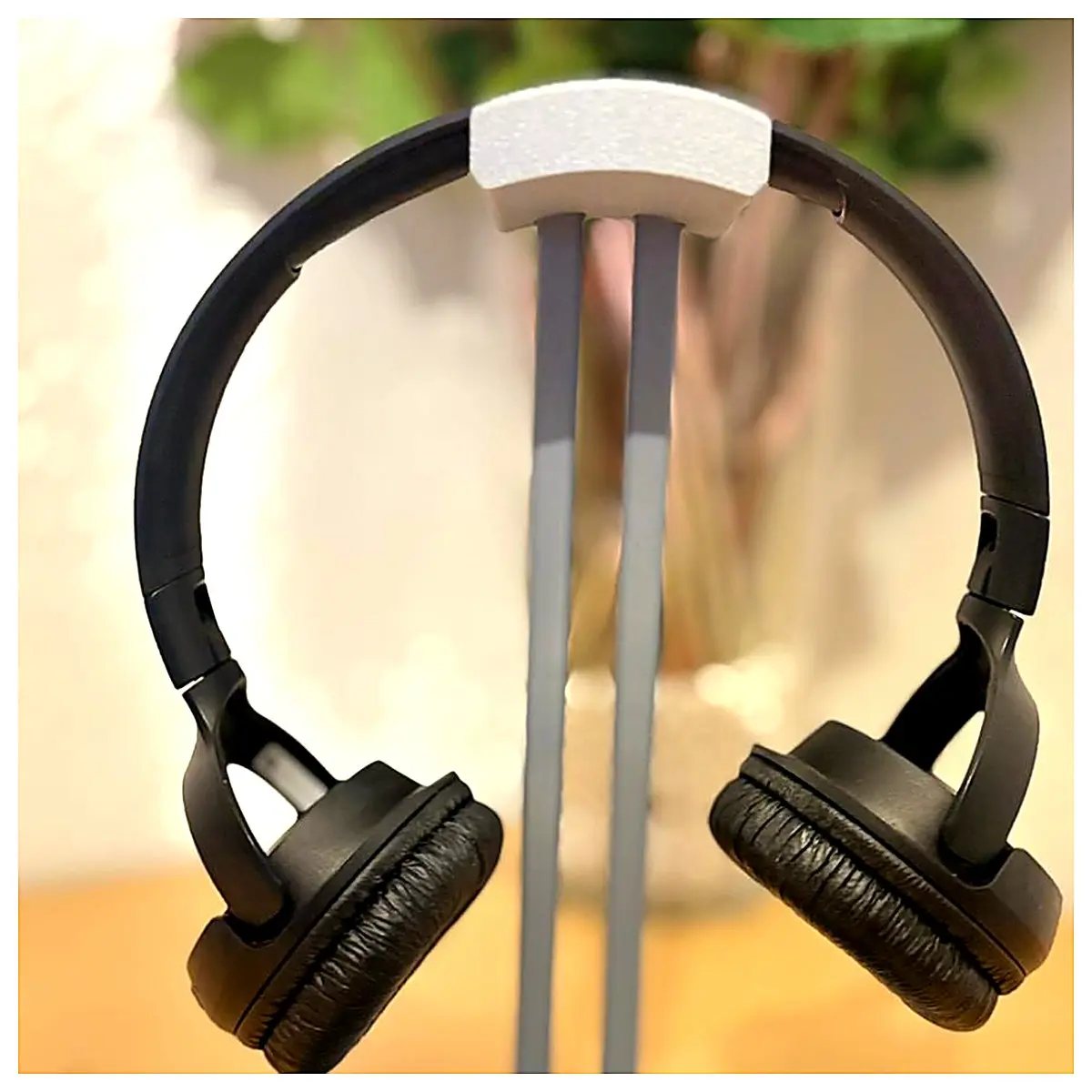 Minimalist Earbuds Holder Phone Stand Desktop Mount Earbuds Stand Phone Accessory Holder Lazy Stand