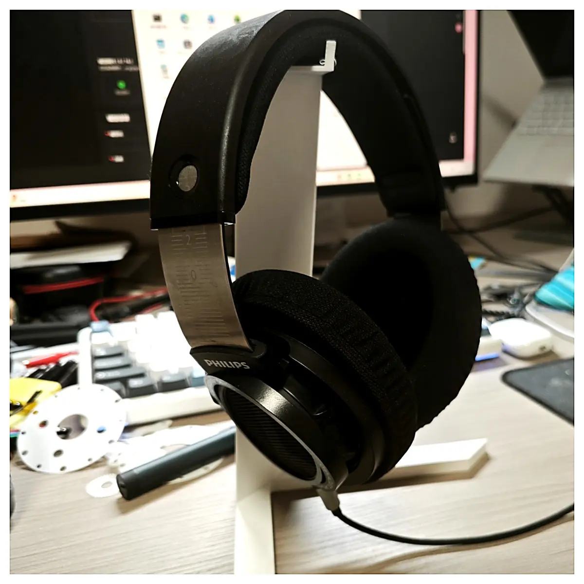 Headphone Holder Phone Headphone Clip Earbud Stand Mobile Phone Holder Accessory Support Phone Headphone Stand