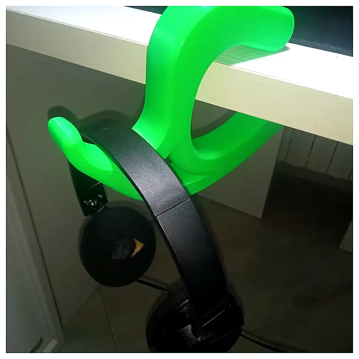 Headphone Holder Earbud Clip Phone Headphone Stand Earbud Holder Mobile Accessory Headphone Support Earphone Stand for Travel Home