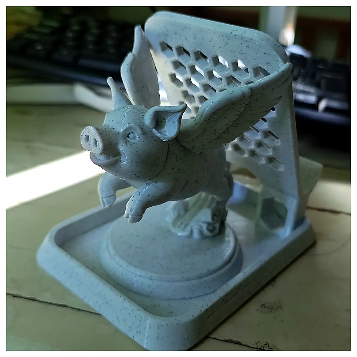Winged Phone Stand Flight Stabilizing Holder Desktop Figurine Office Desk Toy Kids Gift All in One Print Stand Phone Accessory