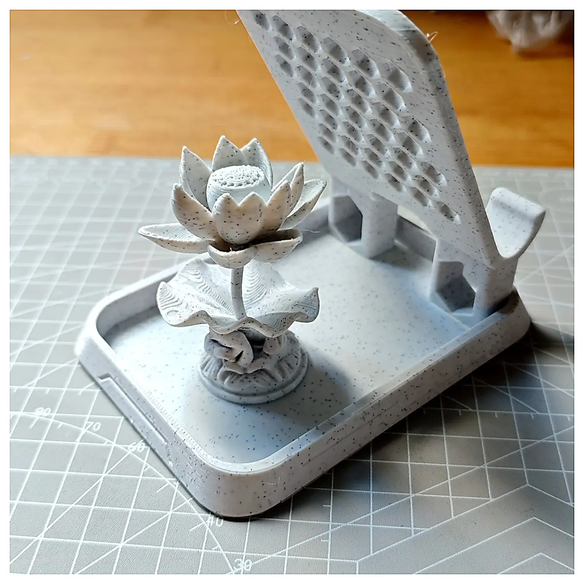 Phone Holder Desktop Stand Detachable Stand Office Accessory Toy Gift Child Friendly Print Stand Parts Compatible with Phones