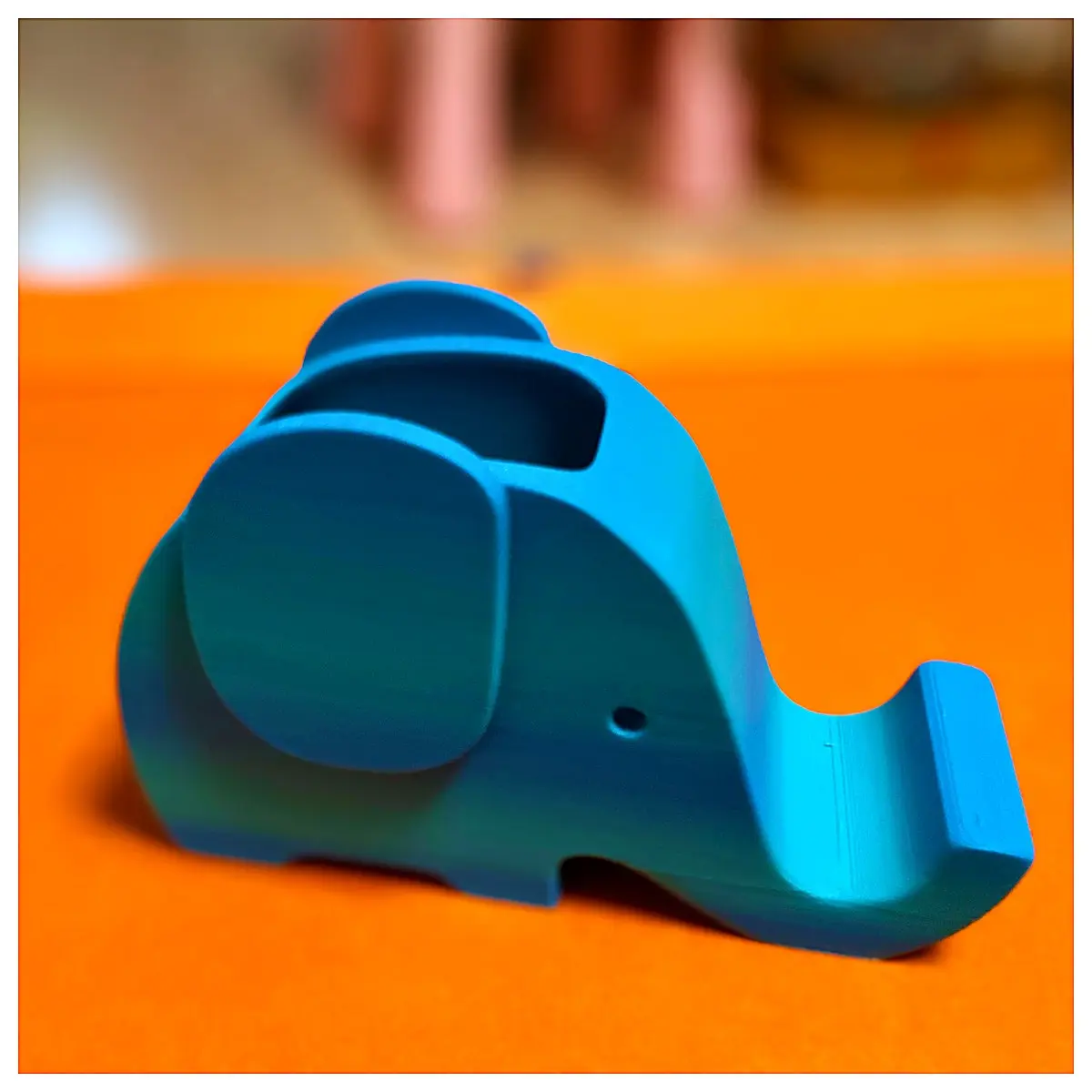 Cute Elephant Pencil Holder Phone Stand 2 in 1 Desktop Organizer Multi Functional Creative Decoration Phone Stand Pencil Holder Office Storage Home De