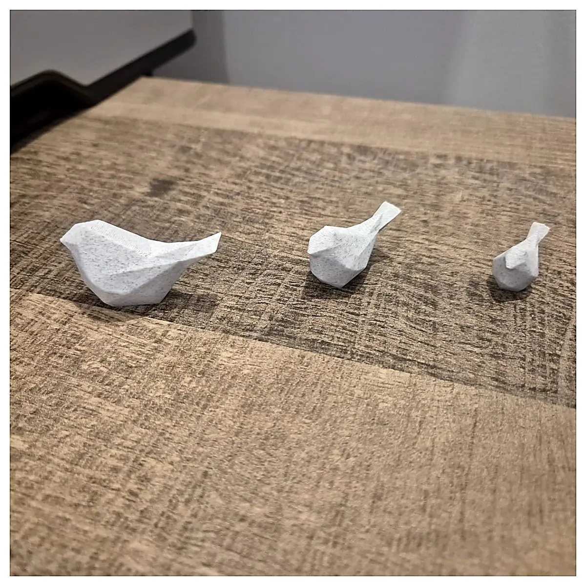 Low Poly Sparrow Sculpture Bird Decoration Desktop Ornament Indoor Art Figurine Bird Model Decorative Bird Toys Pet Ornament