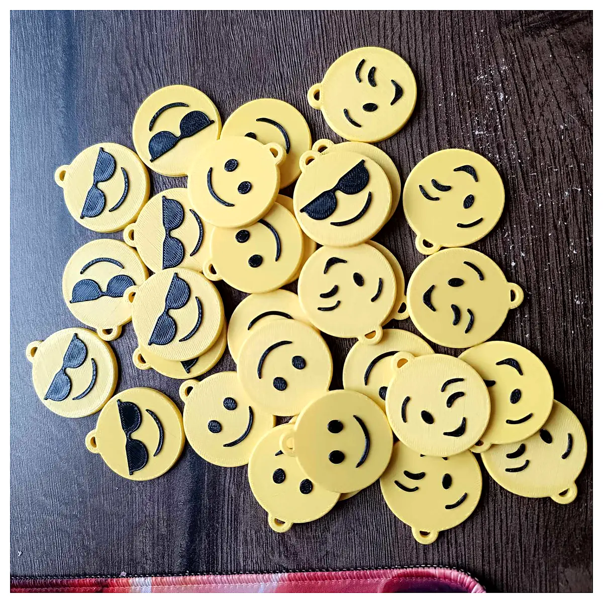 Smile Keychain Keyring Decoration Gift Keepsake Happy Mood Car Accessories Replacement Parts