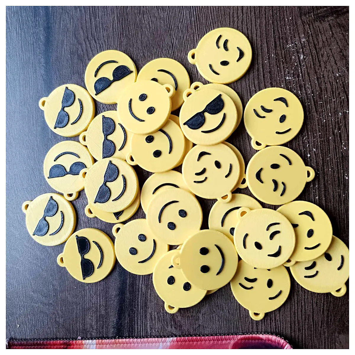 Smile Keychain Keyring Decoration Gift Keepsake Happy Mood Car Accessories Replacement Parts