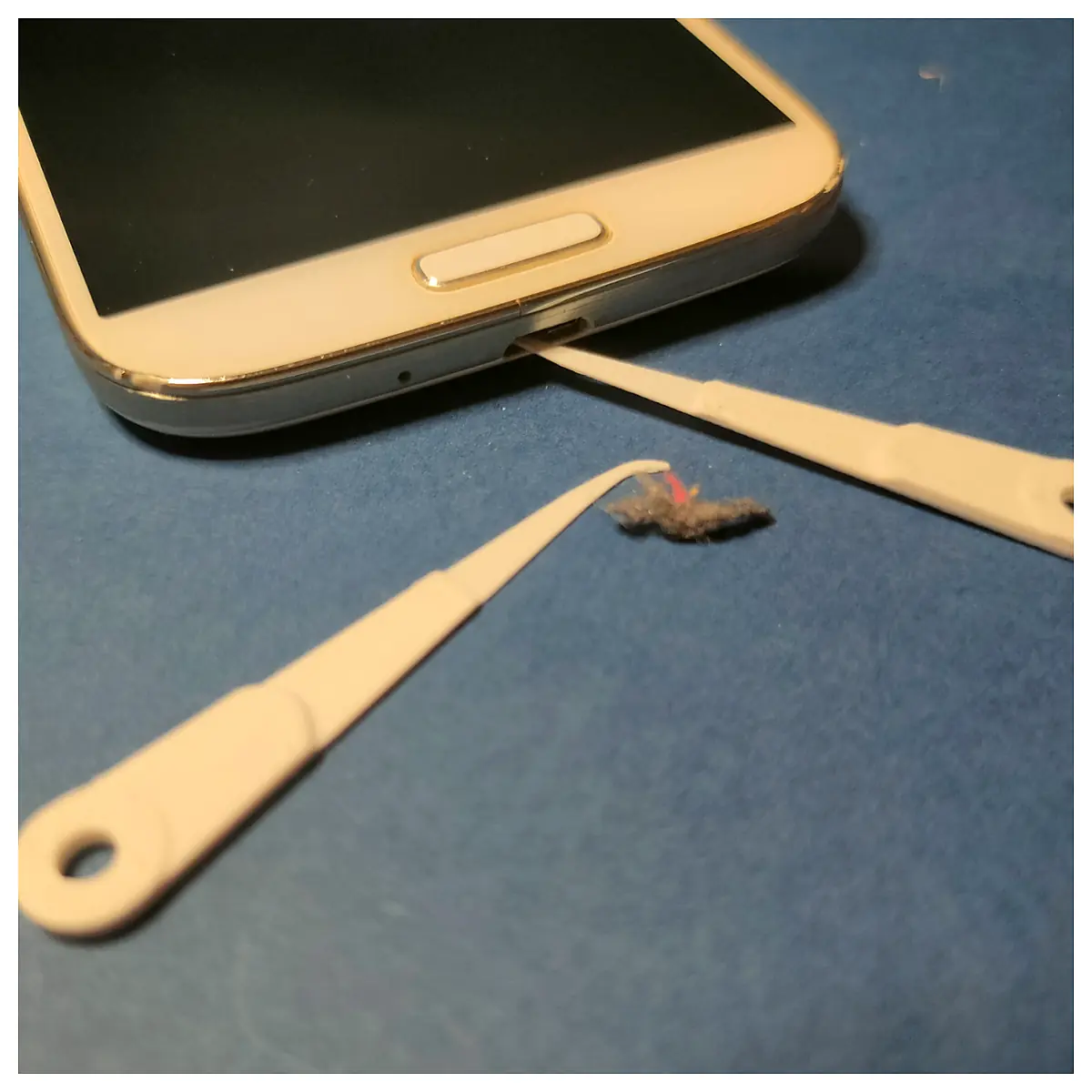 USB C Dust Remover Tool Cleaning Kit Phone Accessories Cleaning Brush Dust Plug Protector