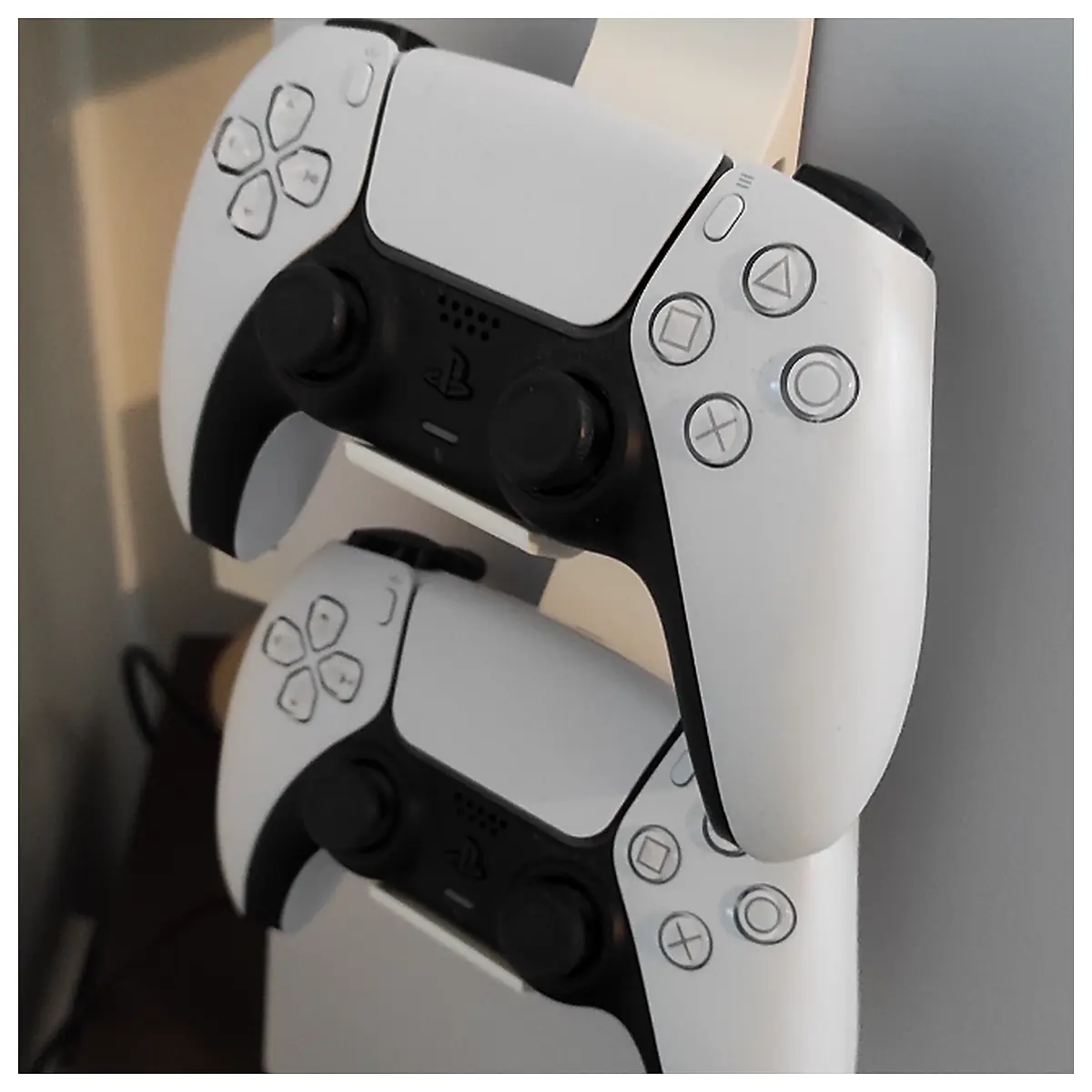 PS5 Controller Holder Clip 2 Pack Universal Wireless Controller Stand Phone Game Accessories