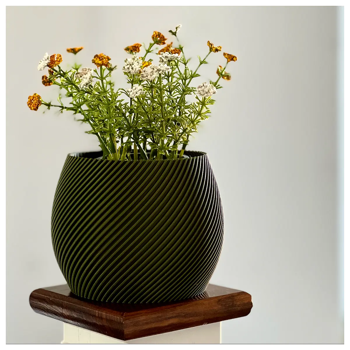 Twisted Vase Decorative Art Creative Home Decor Modern Design Art Piece Arrangement Vase Gift