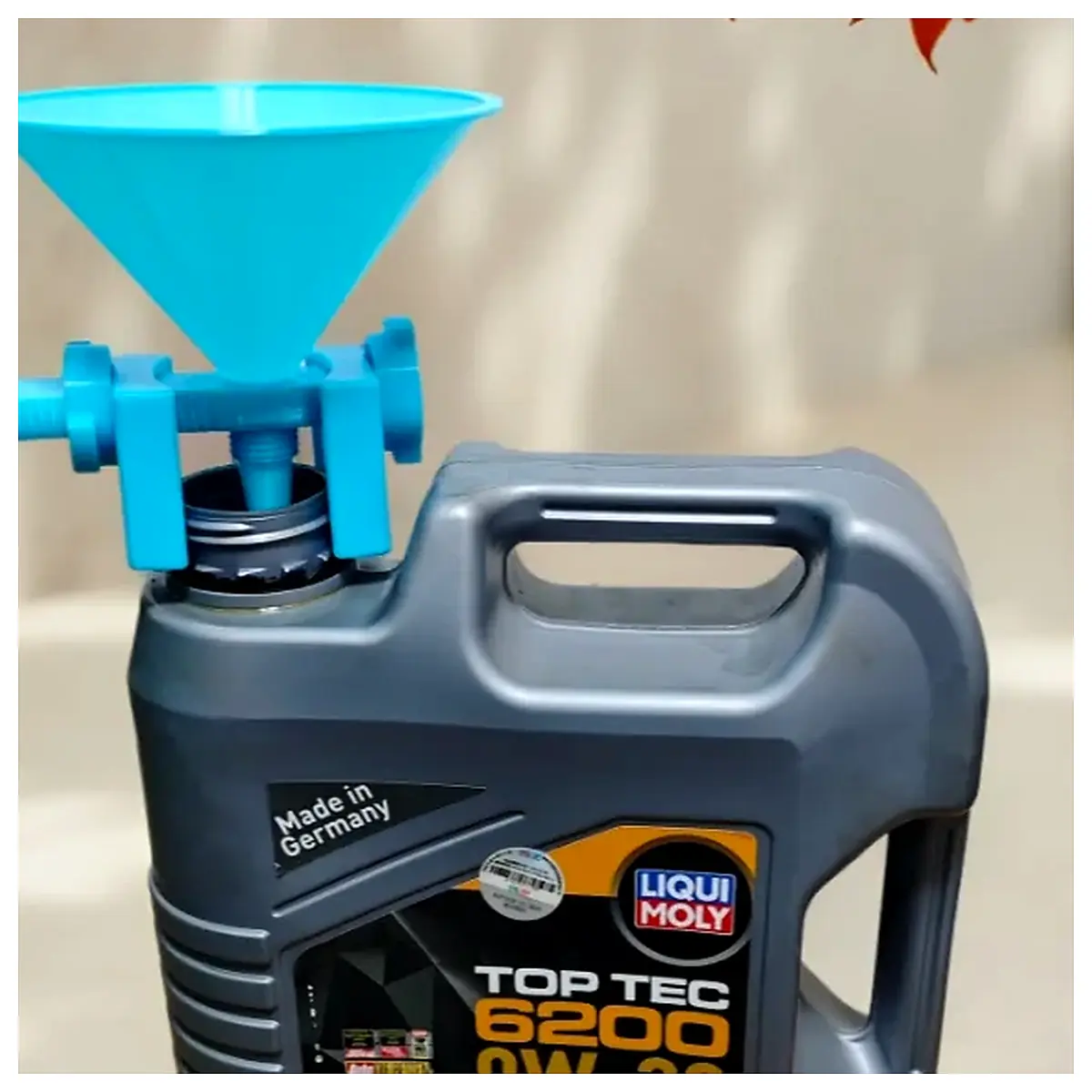 Windshield Washer Fluid Funnel Holder Fluid Dispenser Car Maintenance Auto Parts Washer Fluid Container