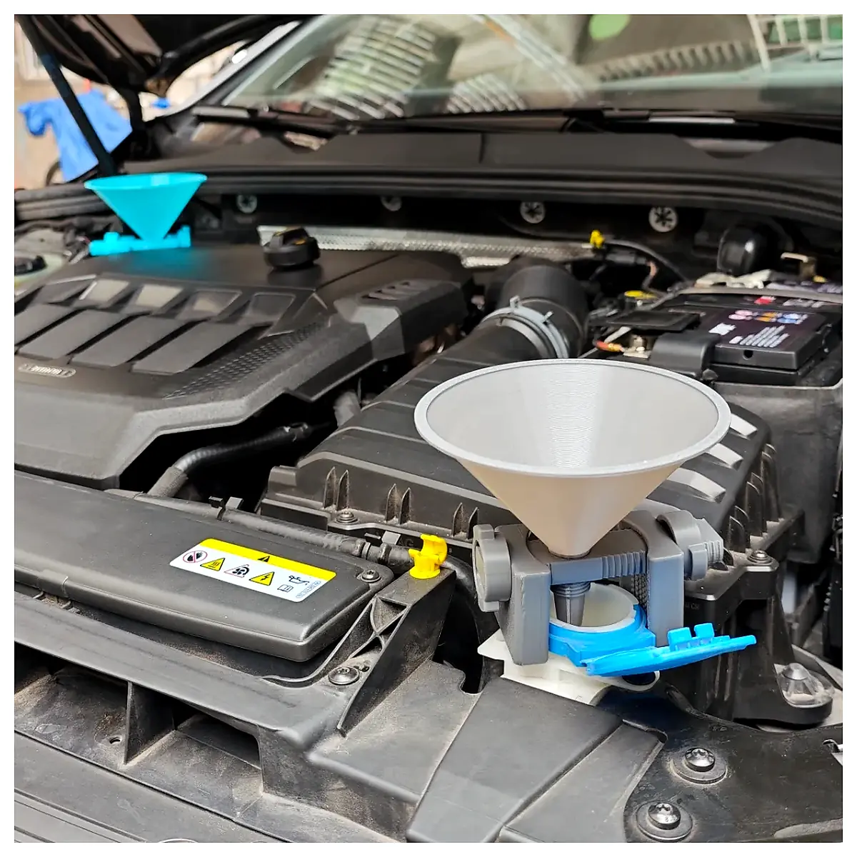 Windshield Washer Fluid Funnel Holder Fluid Dispenser Car Maintenance Auto Parts Washer Fluid Container