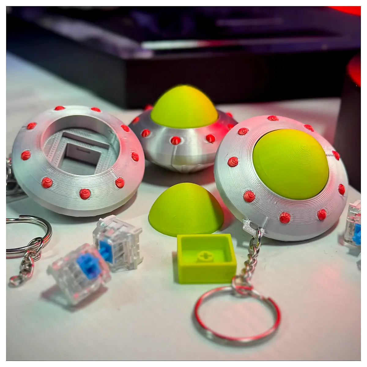 UFO Clicker Keychain Spacecraft Collectible Unique Gift Memorial Keyring Novelty Item
