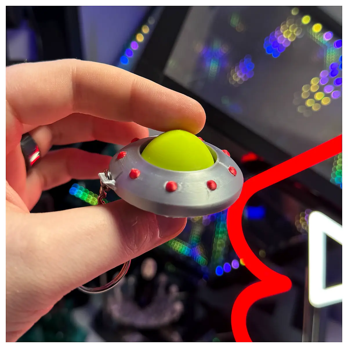 UFO Clicker Keychain Spacecraft Collectible Unique Gift Memorial Keyring Novelty Item