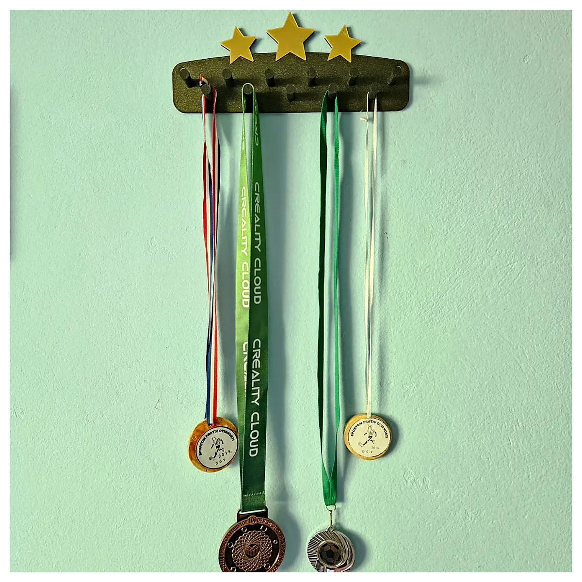 Medal Holder Display Stand Wall Mount Trophy Bracket Award Holder Decoration Hanging Display Case Interior Decoration Gift Suitable for Various Medals