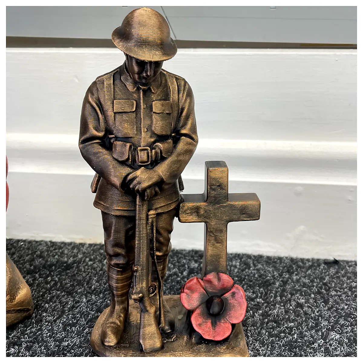 Remembrance Day Soldier Statue Memorial War Hero Tribute Commemorative Piece Loyalty Hero Remembrance Compatibility Historical Sites Scenario Memorial