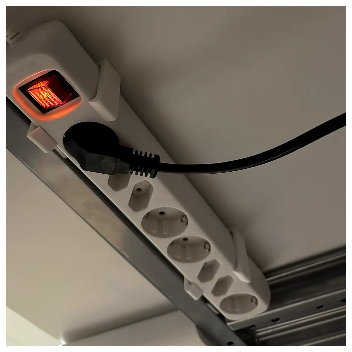Power Strip Holder Organizer Surge Protector Multi Outlet Stand Extension Cord Stabilizer Zero Voltage Protection