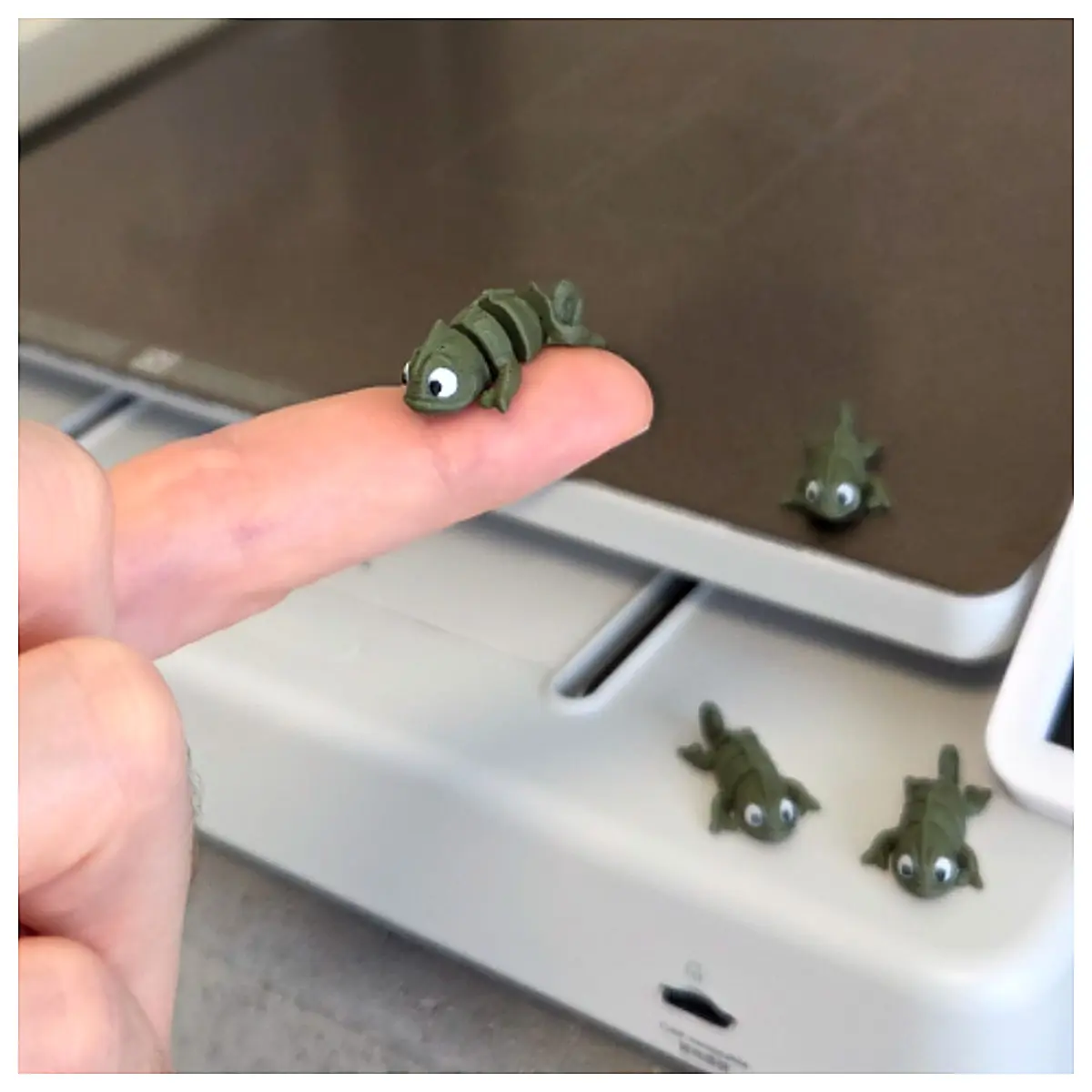 Mini Chameleon Toy Moving Baby Chameleon Realistic Lizard Figurine Cute Pet Kids Educational Toy Chameleon Accessories