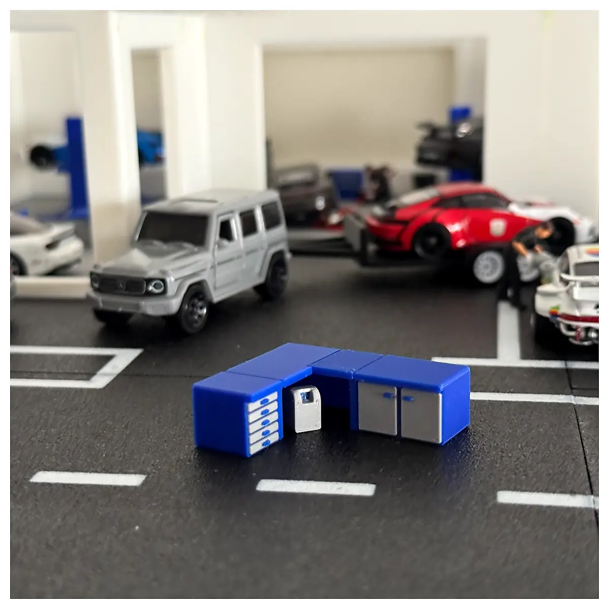 Model Car Set Assembly 164 Work Table Racing Collectible Toys