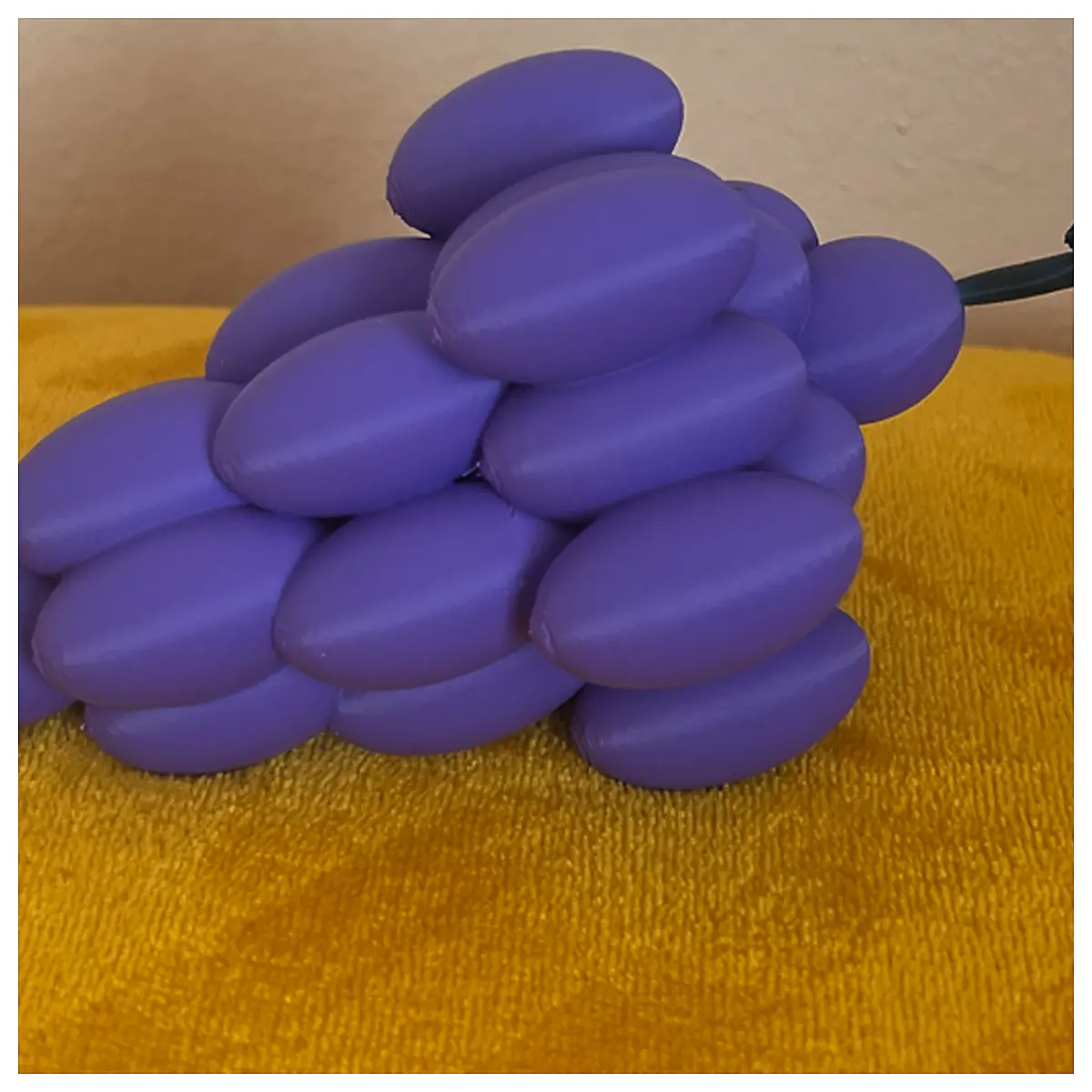 Modern Sculpted Grapes Display Piece Art Sculpture Decorative Grape Ornament Home Decor Grape Display