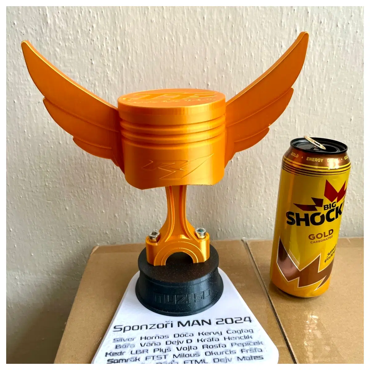 Winged Piston Cup Creative Desktop Decoration Flying Model Gift Idea Home Decor Flight Toy Tabletop Display