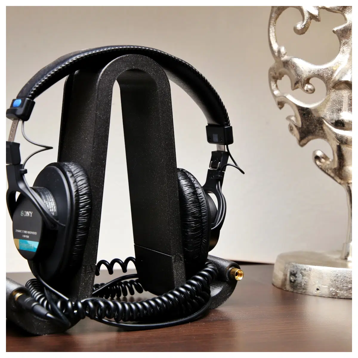 Headphone Holder Phone Headphone Clip Earbud Holder Mobile Phone Accessory Headphone Support Phone Stand Headphone Stabilizer