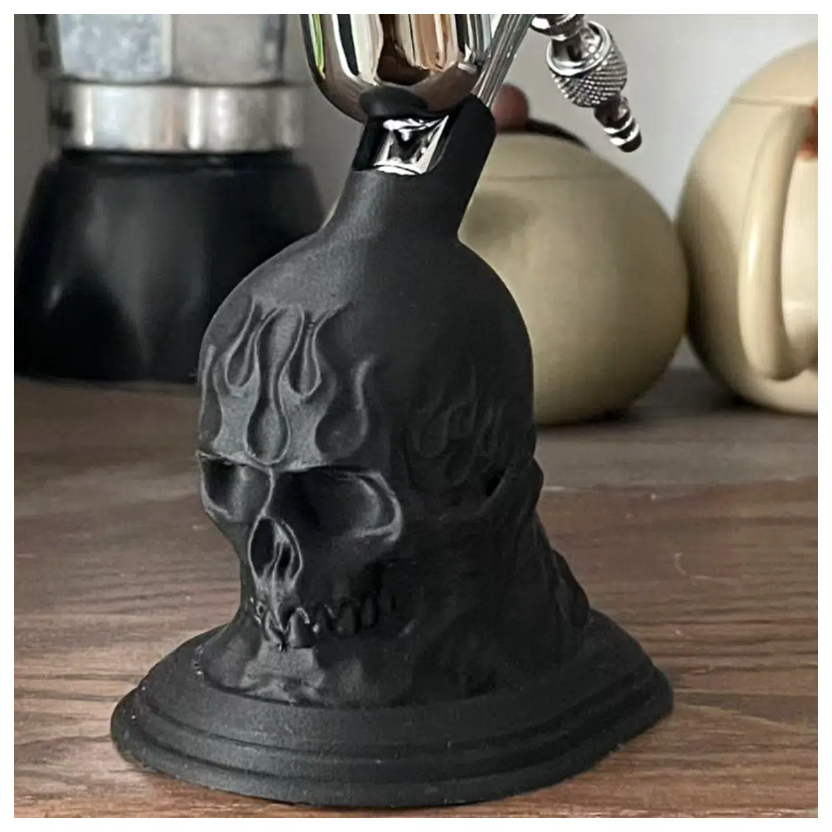 Flamethrower Skull Pen Holder Stand Drawing Tool Holder Ink Pen Support Creative Desktop Decoration Art Accessory