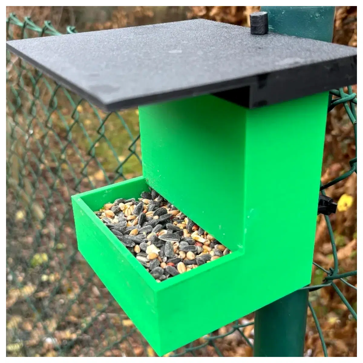 Bird Feeder Outdoor Bird Food Dispenser Yard Bird Feeder Feeding Station Bird Seed Crate Bird Supplies Feeder Accessories
