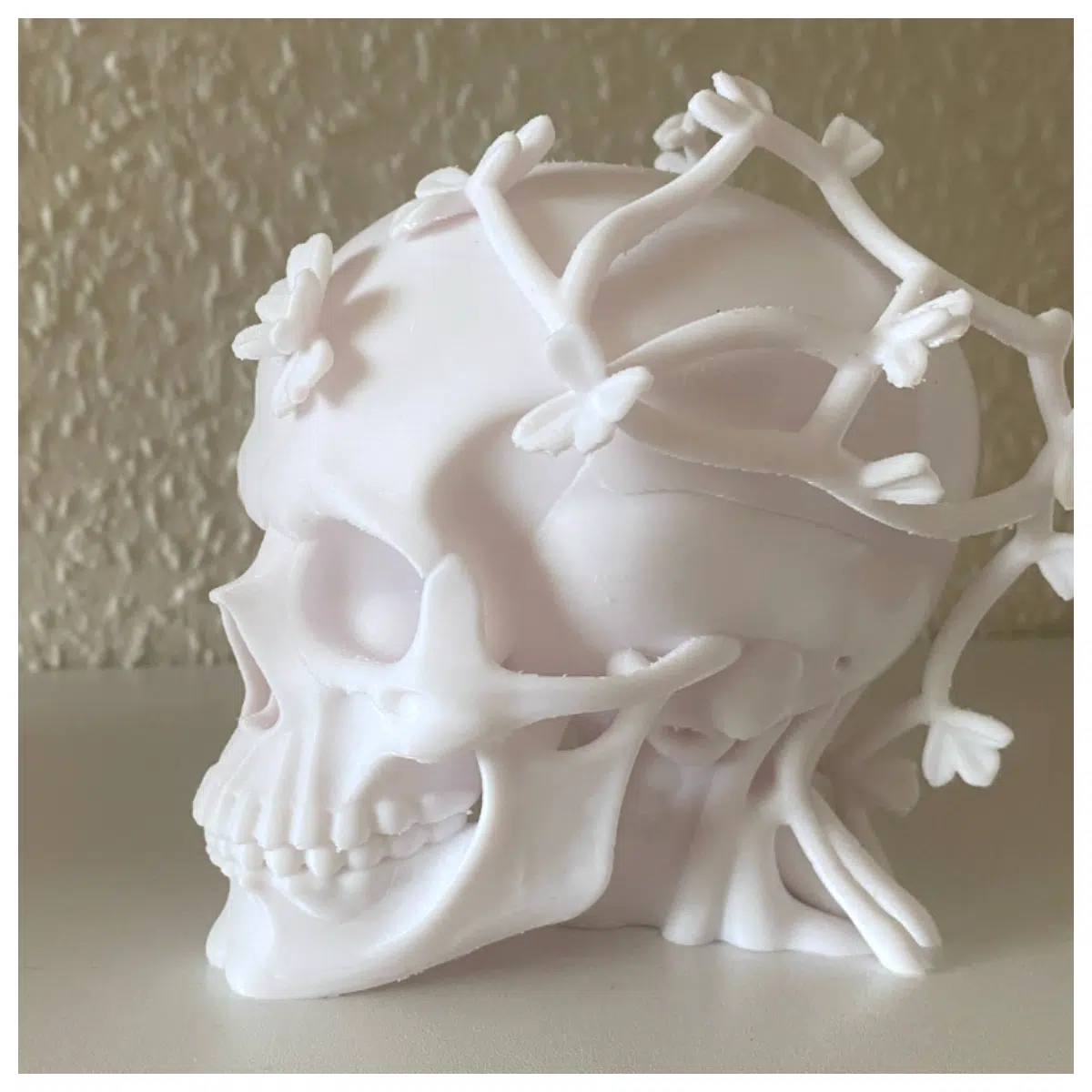 Skeleton Skull Vine Wrap Decorative Skull Graveyard Scene Leaf Decoration Spooky Decor Halloween Gothic Art