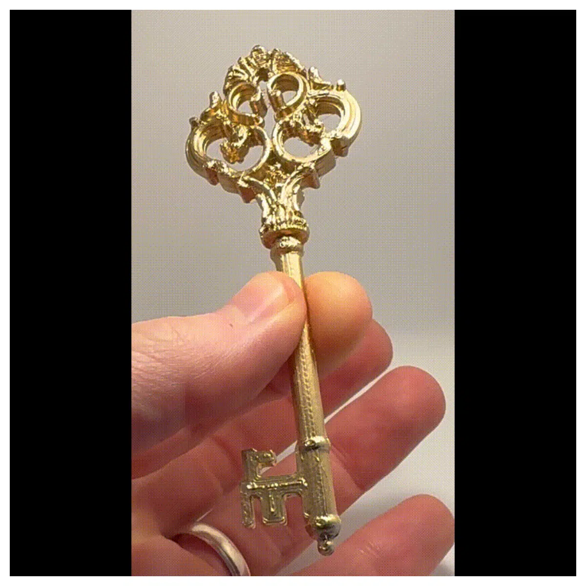 Royal Elegant Treasure Key Decoration Collectible Keychain Ornament Gift Festive Decor Key Accessory