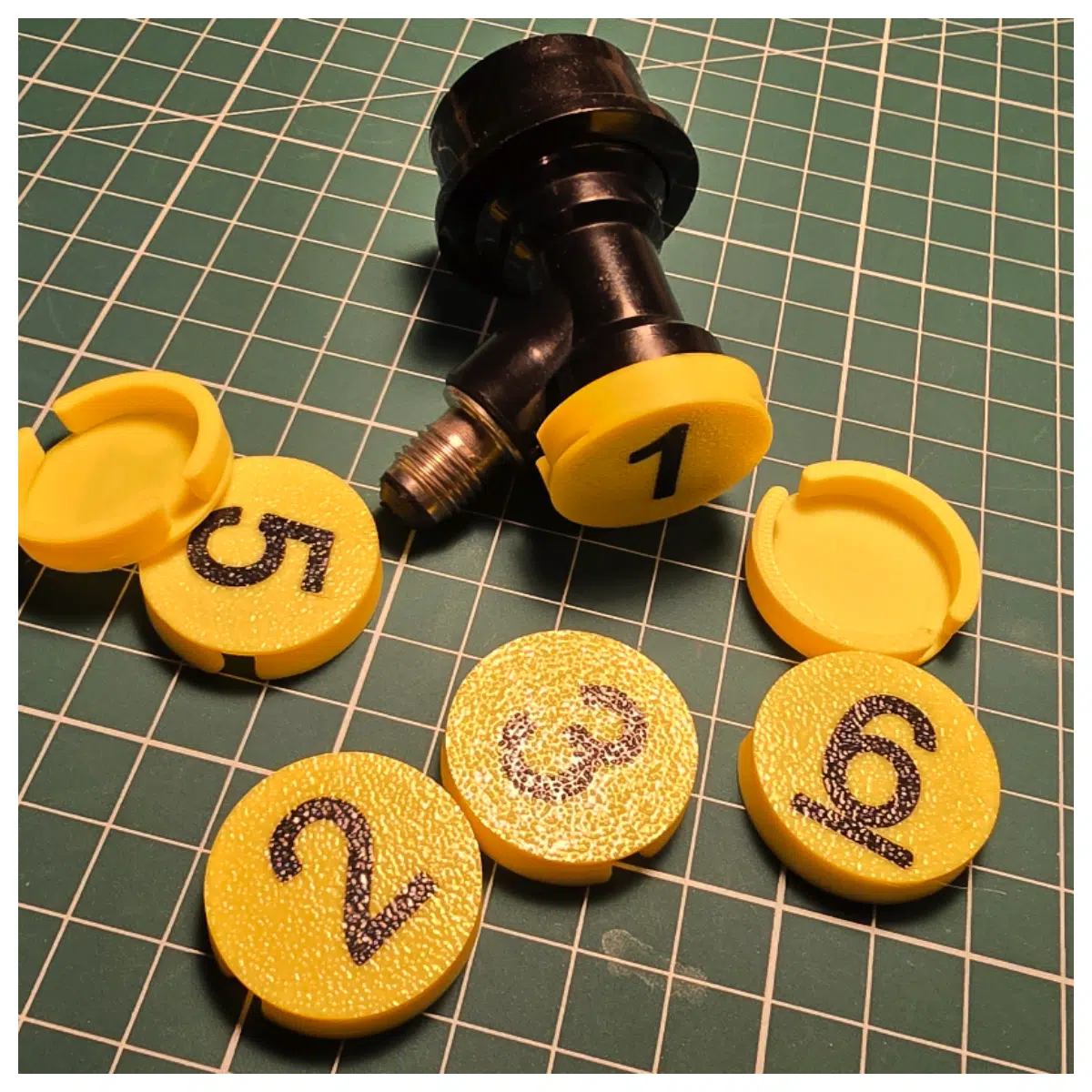 带编号球锁断开盖 This numbered security seal is designed for industrial equipment and electrical cabinets ensuring unauthorized access prevention The d