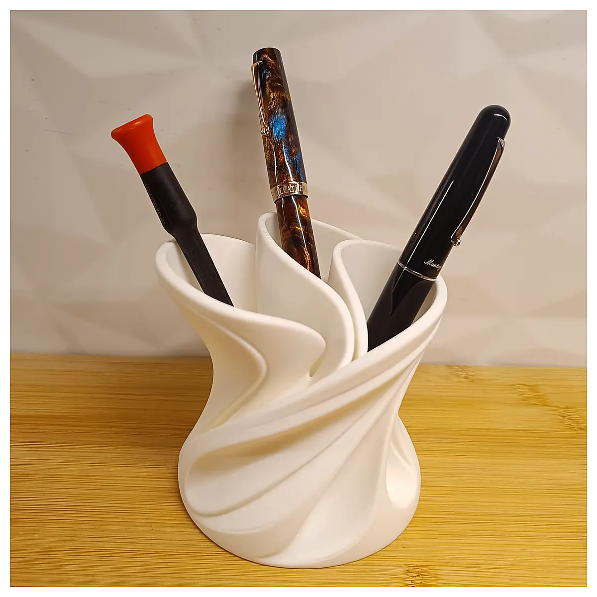 Wave Sculpture Pen Holder Modern Desk Organizer Creative Decorative Accessory Multi Functional Storage Desk Organizer