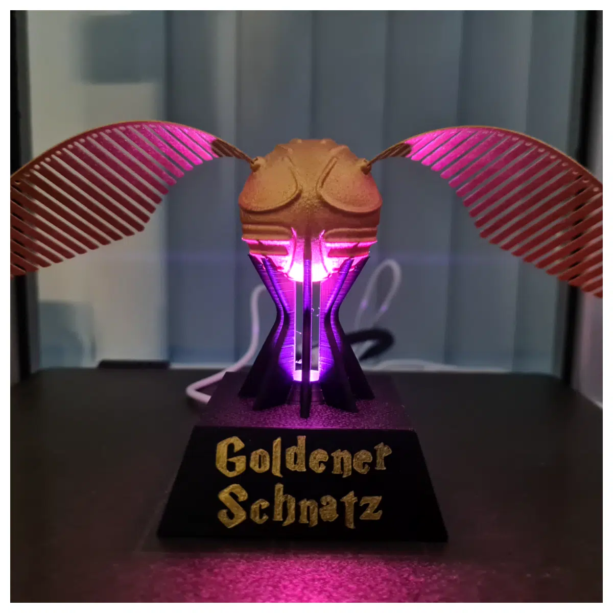 Display Stand Golden Thief Figurine Showcase Lighting Fixture Home Decor Photo Prop Window Display