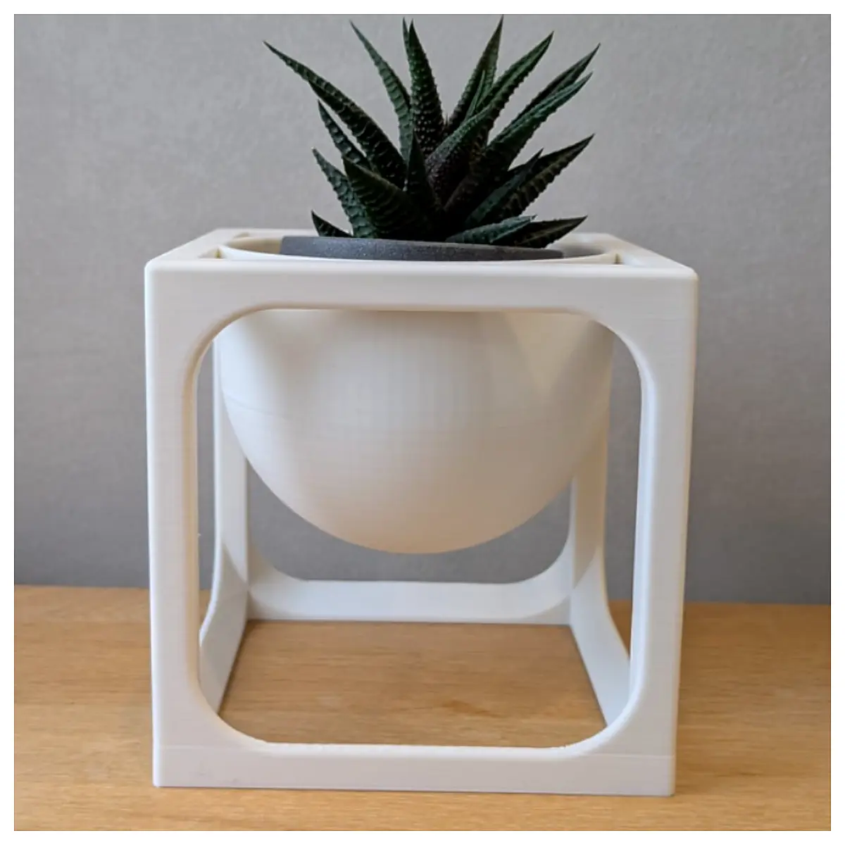 Floating Planter Sphere Planter Hanging Basket Suspended Container Flower Pot Holder Decorative Home Garden