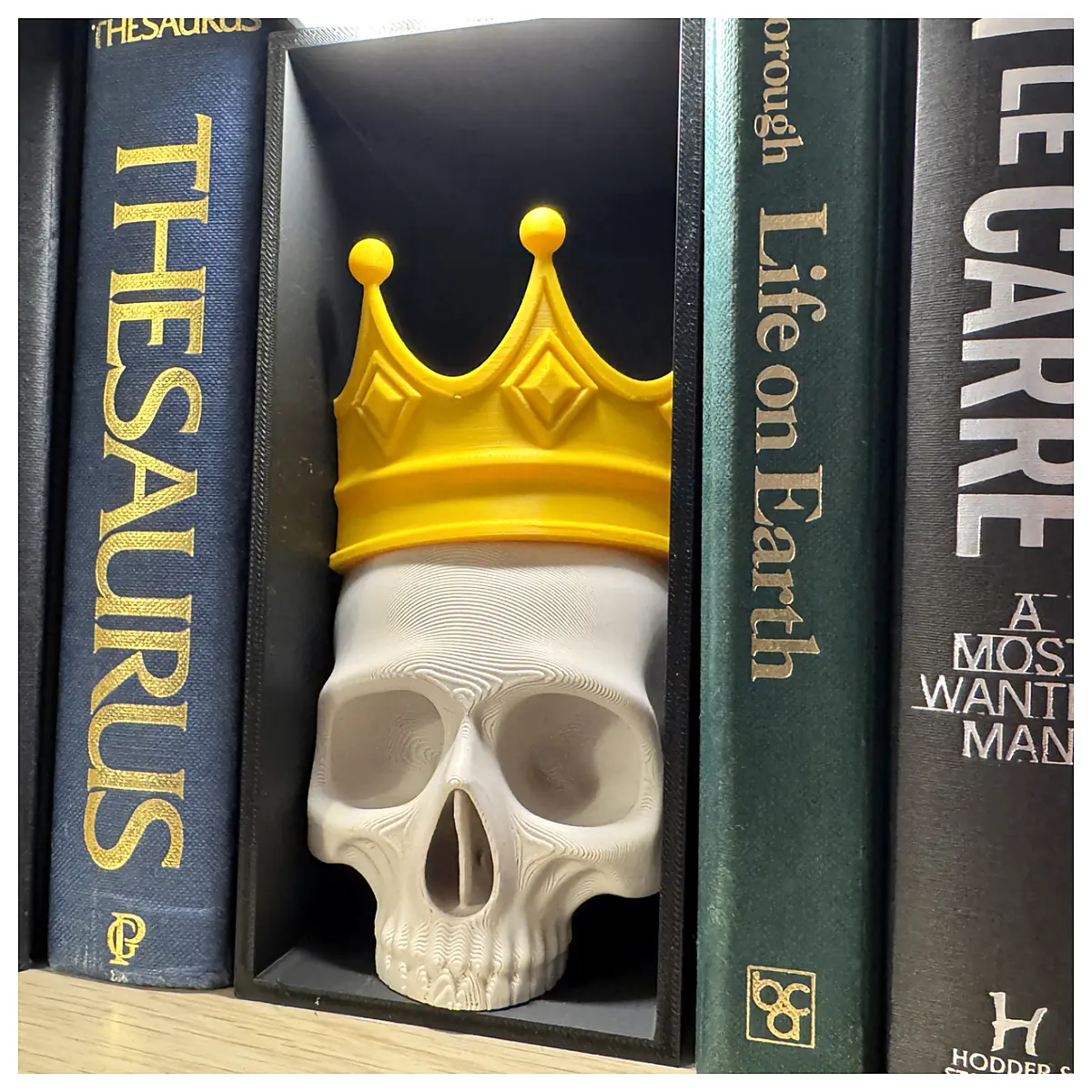 Crown Skeleton Figurine King Book Stand Display Decorative Sculpture Art Piece Display Item