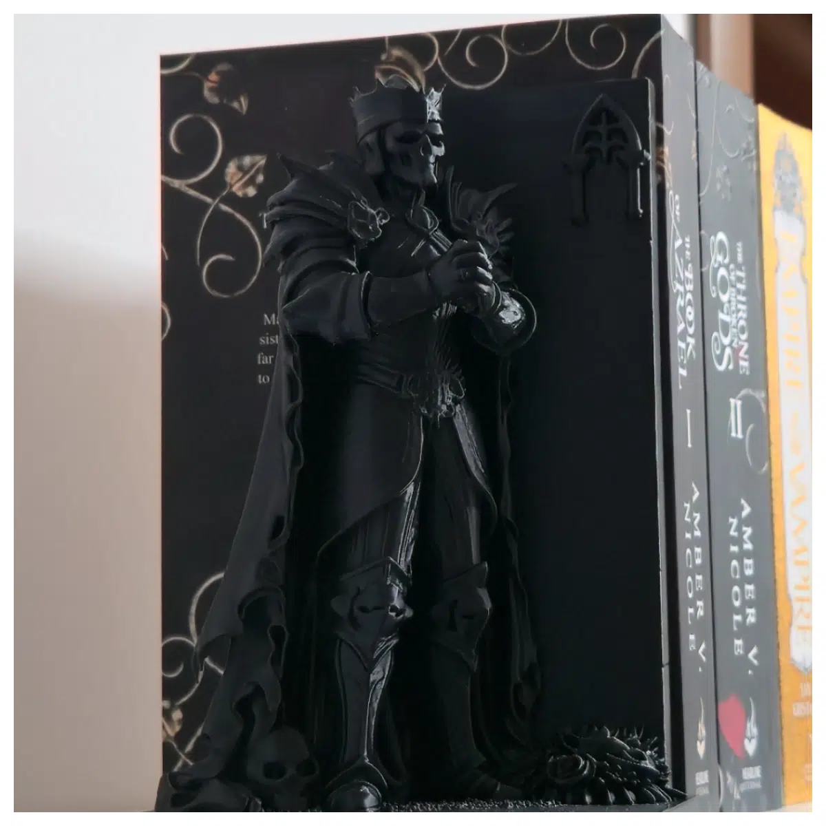 Dark Skull King Book Stand Model Toy Desktop Decoration Shelf Display Skeleton Collection Figure