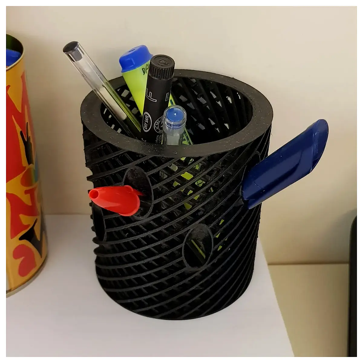 Triple Helix Pen Holder Rotating Pen Stand Creative Writing Accessory Desk Support Pen Base Pen Holder Feet