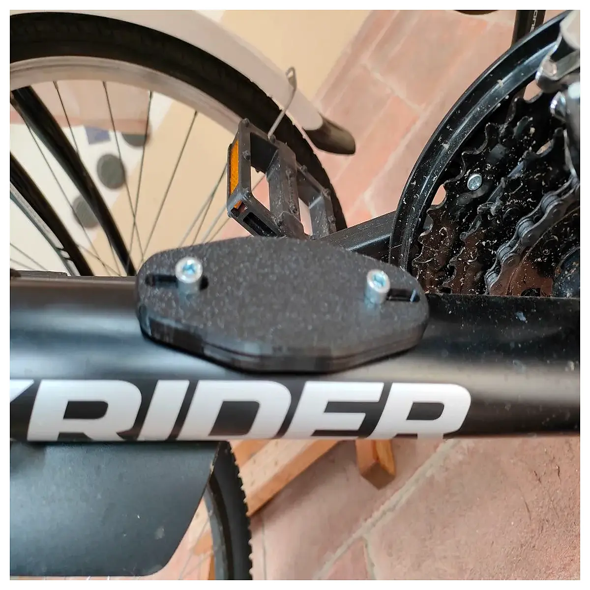 Bike Handle Tracker Chipolo One Point Key Finder Mobile Locator Cycling Accessory Bluetooth Tracker