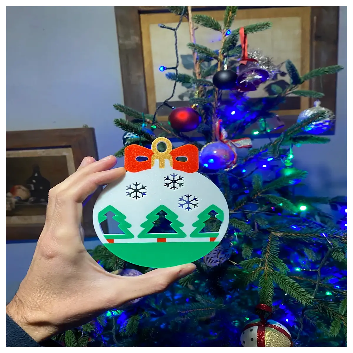 christmas baubles ornaments shiny matte gold silver red green glass plastic hanging decorations for tree