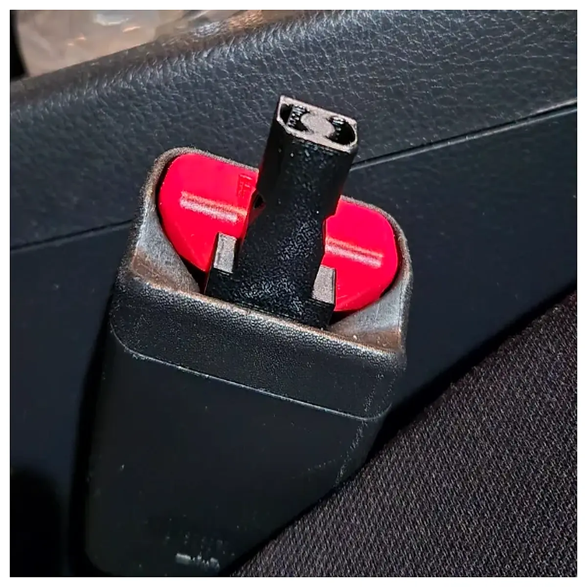 Child Safety Belt Buckle with Whistle Emergency Escape Alert Infant Car Seat Accessories Auto Child Safety Belt