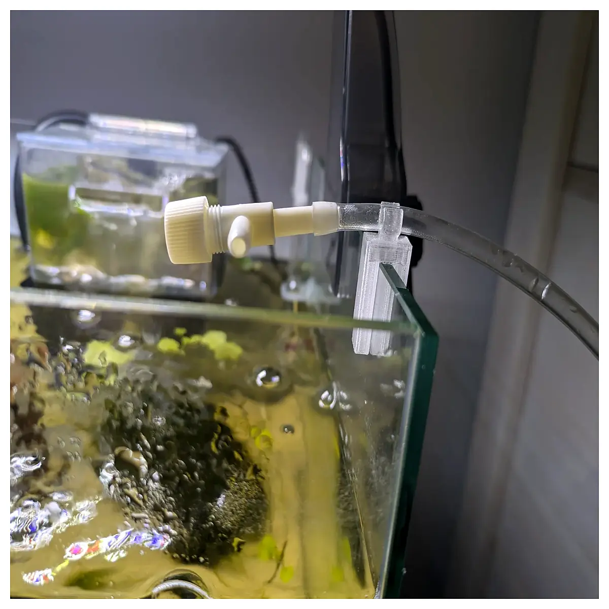 drip clip for aquarium filter tubing attachment