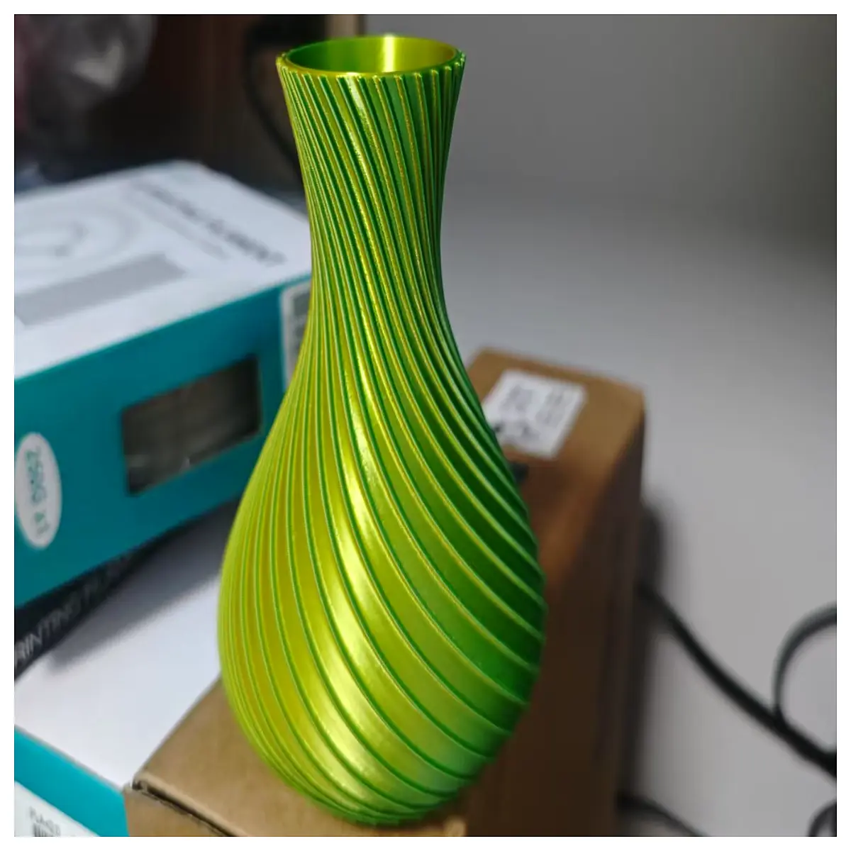 Rotating Small Vase Desk Decoration Creative Display Home Night Gift Idea Rotating Vase for Desk Decor