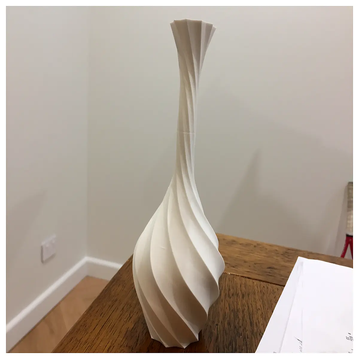 Long Neck Spiral Vase Modern Decor Elegant Home Decoration Creative Floral Arrangement Accessories Vase