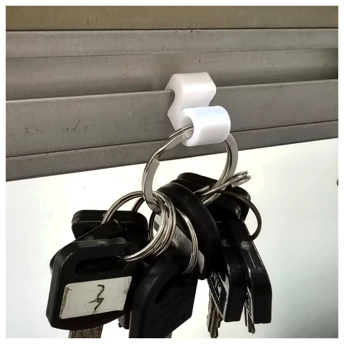desk organizer hook keychain for office desk accessories portable luggage tag holder with carabiner clip